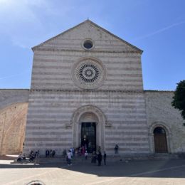 Fassade der Basilika Santa Chiara
